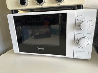 *Used* Midea Microwave 20L in White