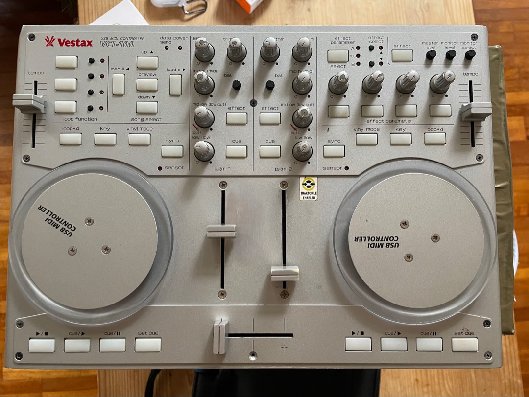VCI-100 DJコントローラー