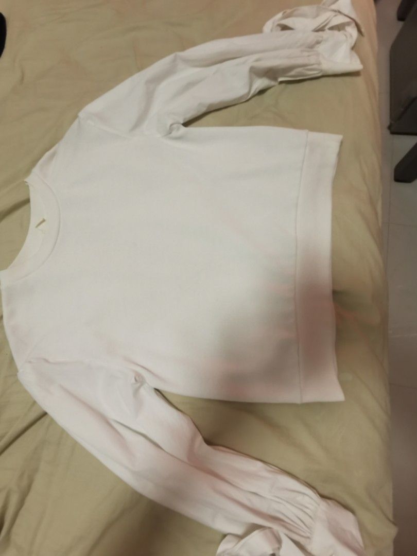 White puff shop sleeve sweater