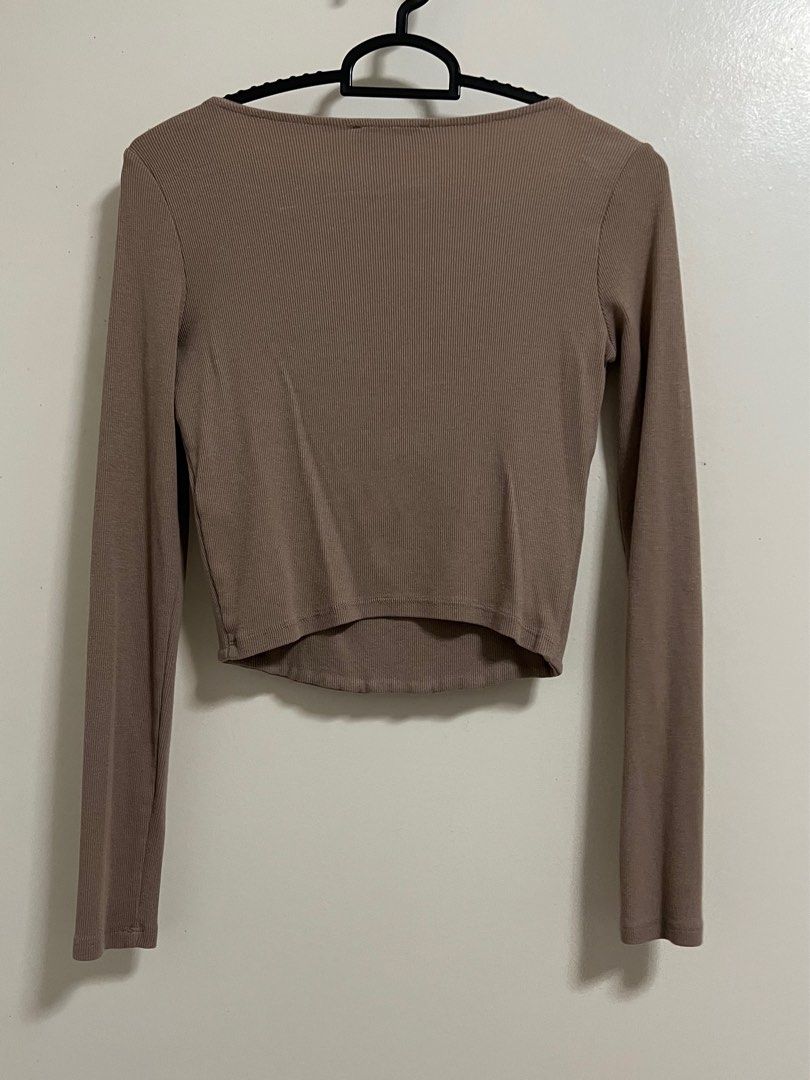 Zara basic top (Category: Longsleeves) located in Singapore. Submitted by moons_915 (Listing ID 1206979794, Image 2). Description: .