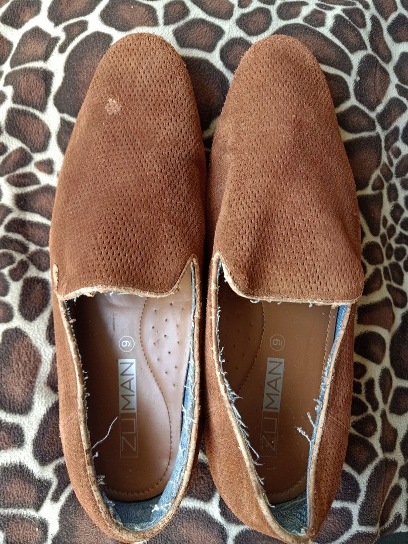 Zuman Men's Suade Shoes (Category: Casual Shoes) located in Angeles City. Submitted by ejhere (Listing ID 1206952463, Image 1). Description: Zuman Men's Footwear Material: Suade Size: 9 With normal signs of usage, please refer to attached photos (Zooming the photo will help you check the shoes details) Source: Australia Minor Issues: excess threads & small stain only 🚩Please read first before you make an inquiry and offer. ✅MOP: GCASH AND BDO ✅C