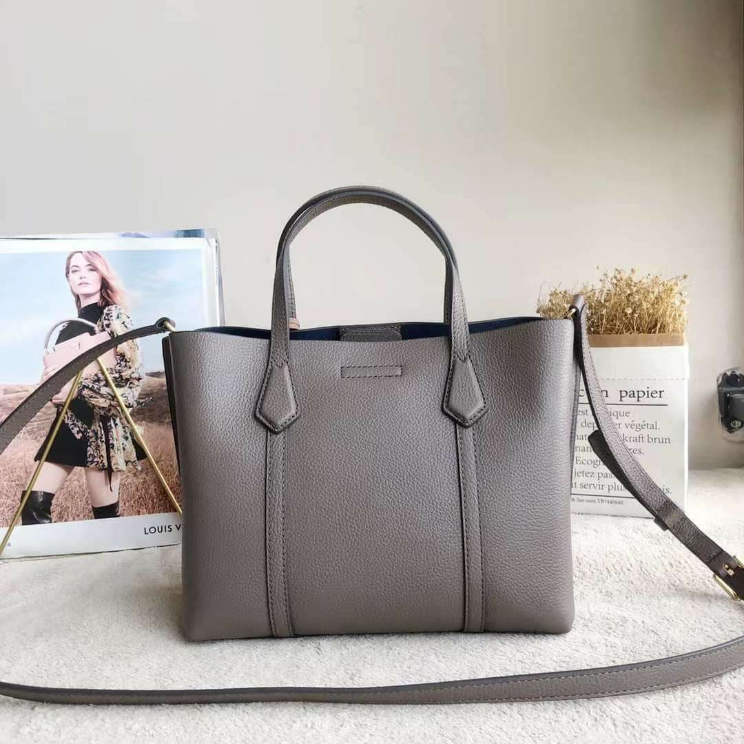 🇺🇲 Authentic Tory Burch PERRY TRIPLE-COMPARTMENT Crossbody BAG (Category: Luxury Bags & Wallets) located in Santa Cruz. Submitted by janelovebagswatchesshoesph (Listing ID 1210711690, Image 3). Description: with tag, dust bag and paper bag.