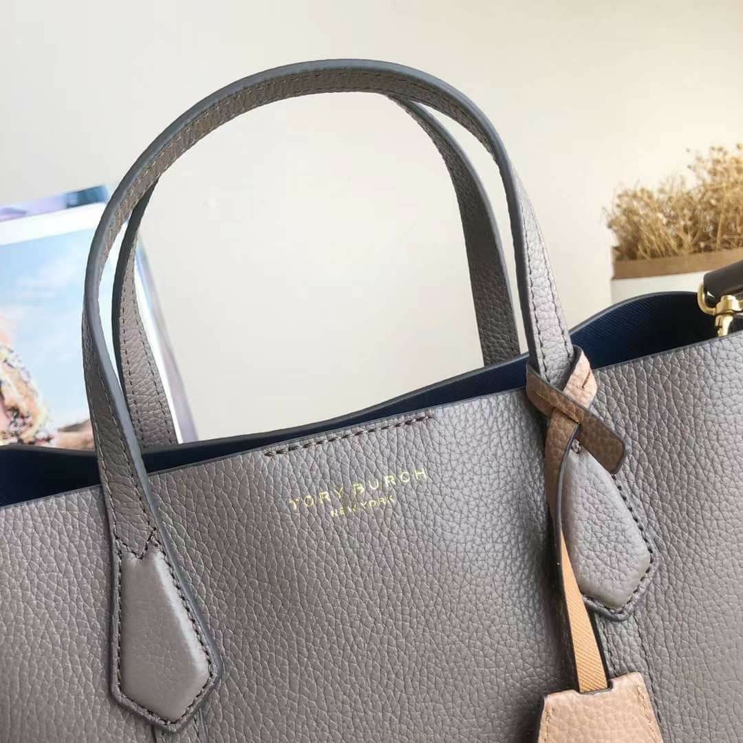 🇺🇲 Authentic Tory Burch PERRY TRIPLE-COMPARTMENT Crossbody BAG (Category: Luxury Bags & Wallets) located in Santa Cruz. Submitted by janelovebagswatchesshoesph (Listing ID 1210711690, Image 2). Description: with tag, dust bag and paper bag.