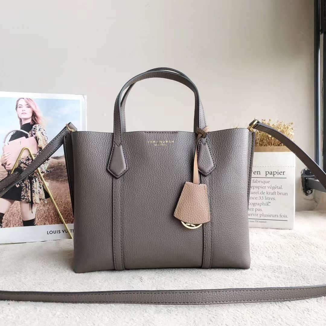 🇺🇲 Authentic Tory Burch PERRY TRIPLE-COMPARTMENT Crossbody BAG (Category: Luxury Bags & Wallets) located in Santa Cruz. Submitted by janelovebagswatchesshoesph (Listing ID 1210711690, Image 1). Description: with tag, dust bag and paper bag.