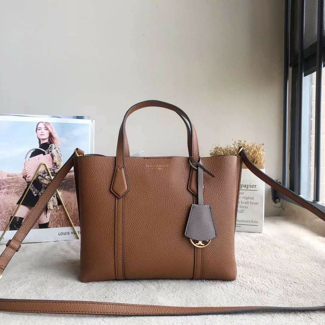 🇺🇲 Authentic Tory Burch PERRY TRIPLE-COMPARTMENT Xbody BAG (Category: Luxury Bags & Wallets) located in Santa Cruz. Submitted by janelovebagswatchesshoesph (Listing ID 1210712021, Image 1). Description: with tag, paper bag and dust bag.