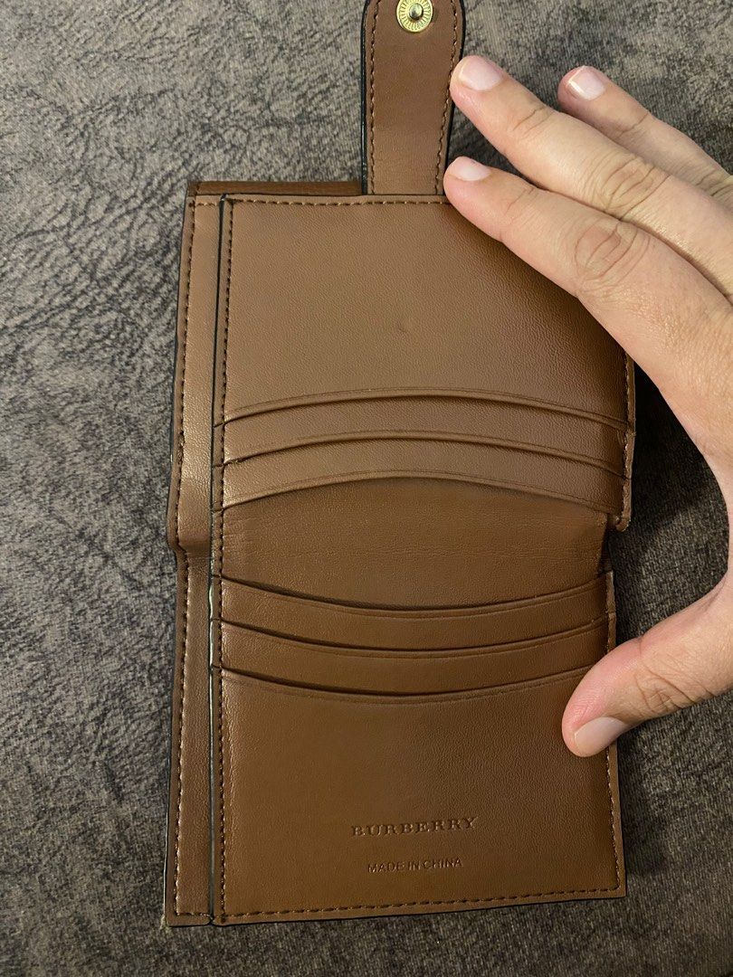 Burberry wallet hotsell made in china