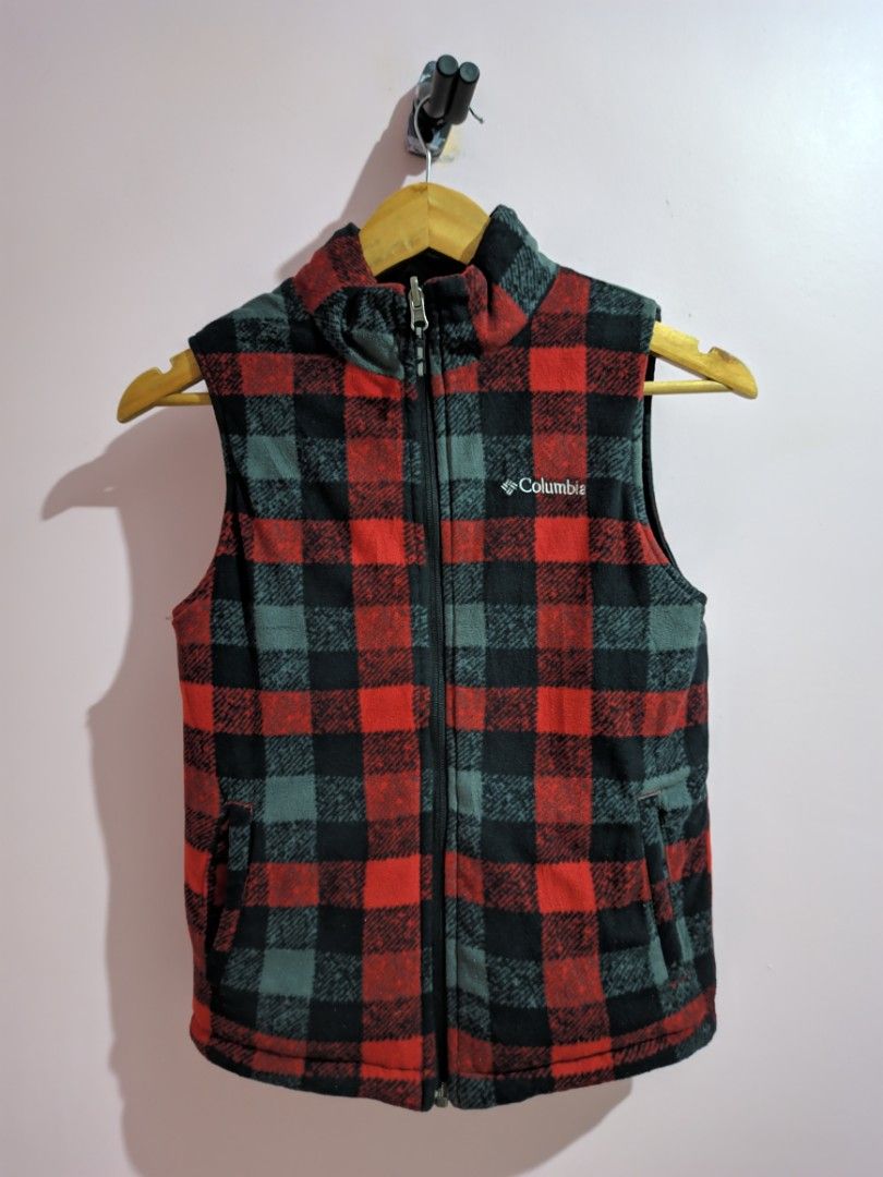 COLUMBIA reversible vest (Category: Coats, Jackets and Outerwear) located in Taguig. Submitted by dropthatstuffph (Listing ID 1210703338, Image 3). Description: Size: Medium.