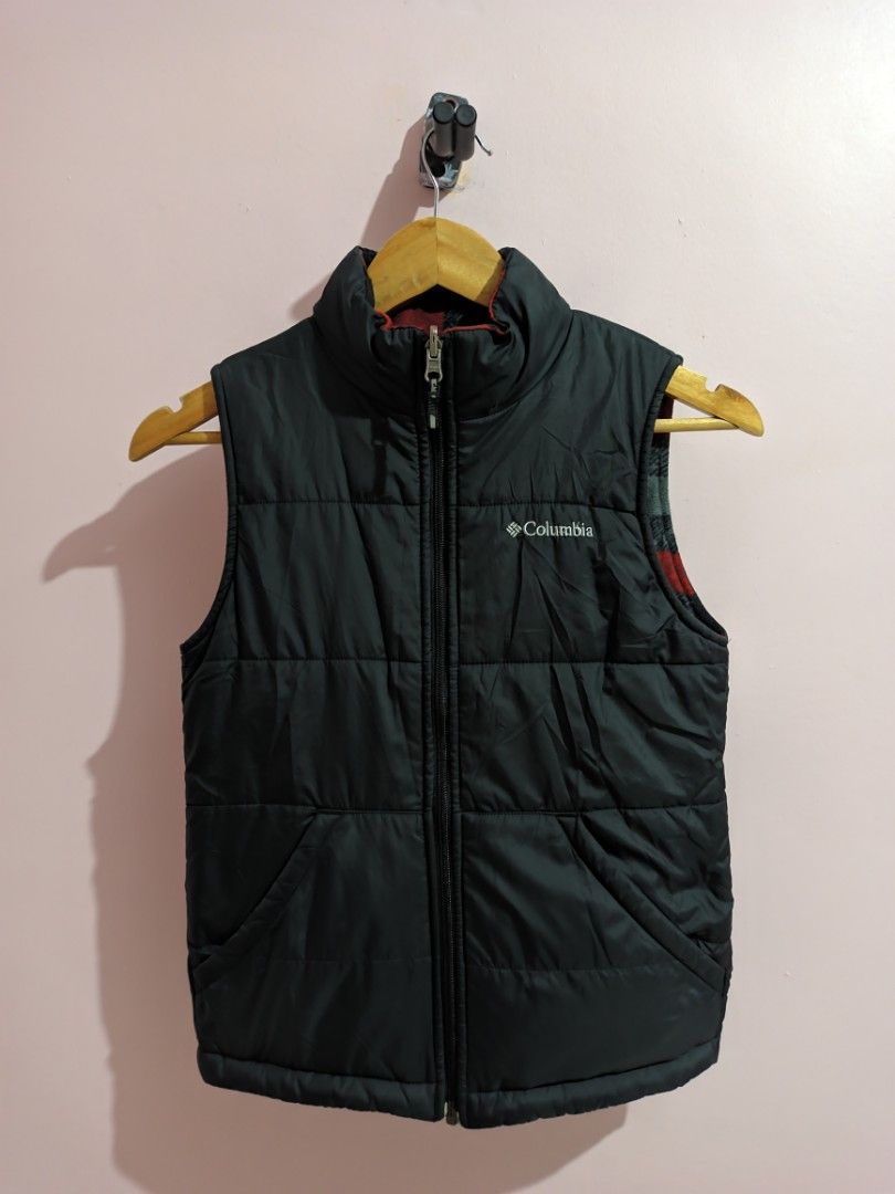 COLUMBIA reversible vest (Category: Coats, Jackets and Outerwear) located in Taguig. Submitted by dropthatstuffph (Listing ID 1210703338, Image 2). Description: Size: Medium.