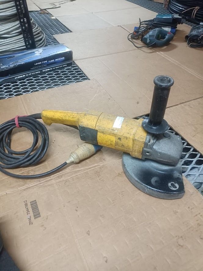 DEWALT DW474 7 Inch Large Angle Grinder