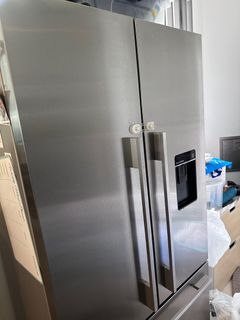 French Door Fridge w/ ice maker and water dispenser