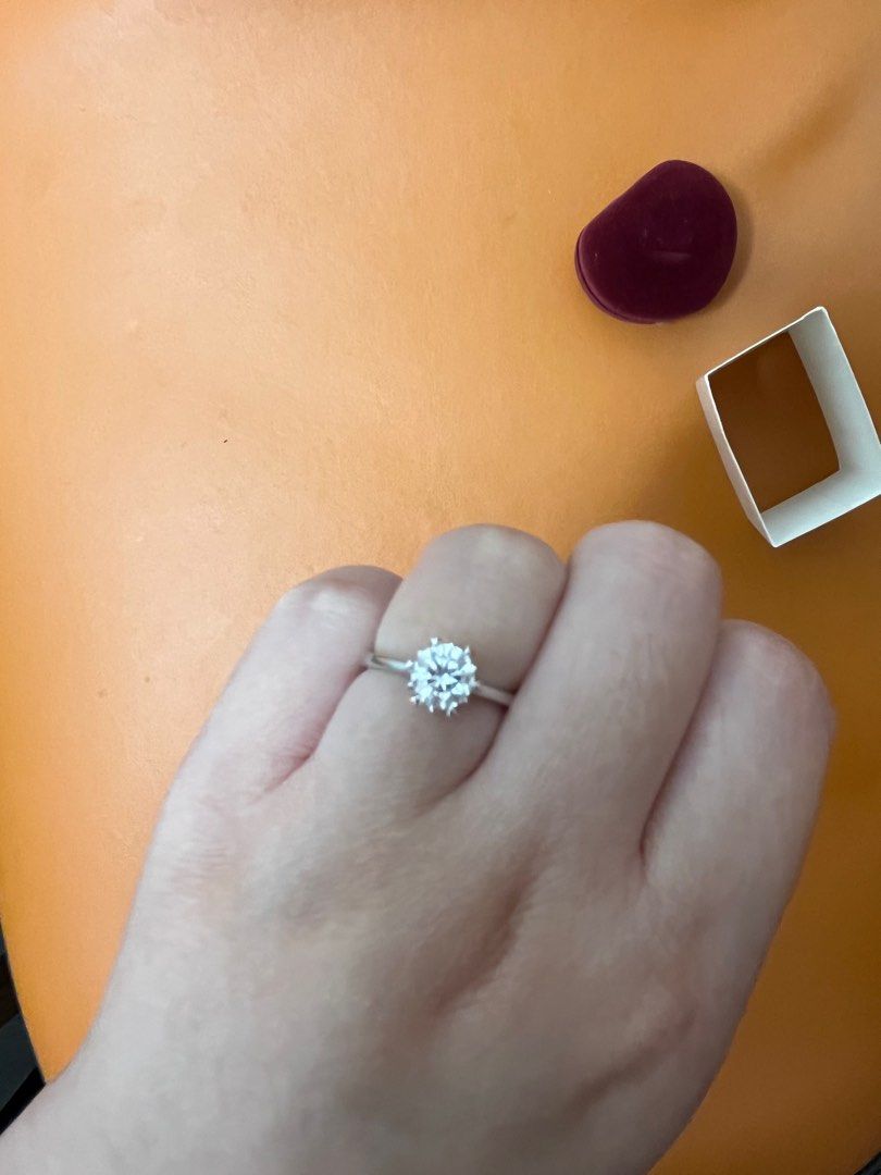 GiA 1 ct 鑽石戒指E色i1 3ex none 特大台面, 名牌, 飾物及配件- Carousell