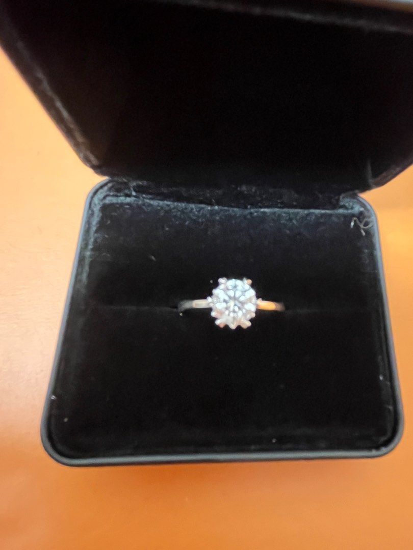 GiA 1 ct 鑽石戒指E色i1 3ex none 特大台面, 名牌, 飾物及配件- Carousell