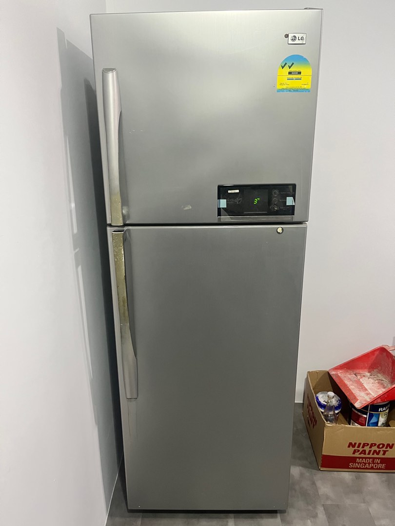 Giving away fridge for free, TV & Home Appliances, Kitchen Appliances