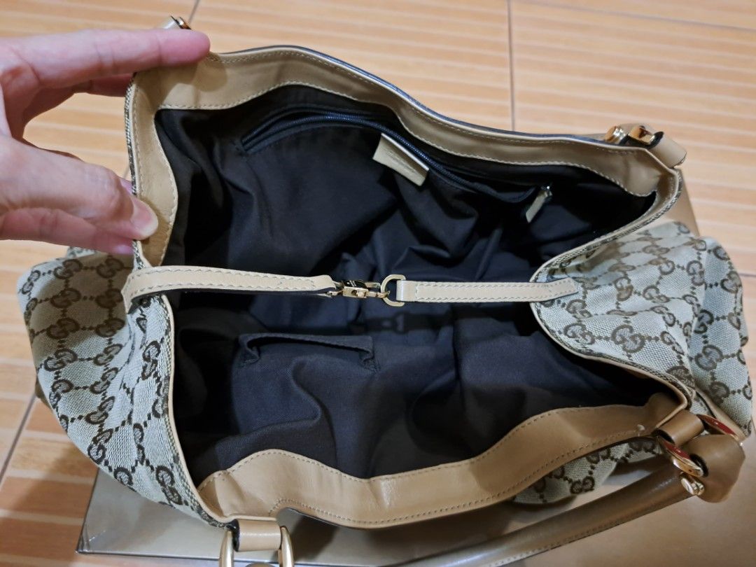 GUCCI authentic with orig receipt, dustbag, box (Category: Shoulder Bags) located in Paranaque City. Submitted by aal2012 (Listing ID 1210630506, Image 3). Description: Authentic Gucci bag. Comes with original receipt of Purchase, dustbag, box. Barely used. Was purchased at Php50k Now valued at around P120k. RFS: spring cleaning.