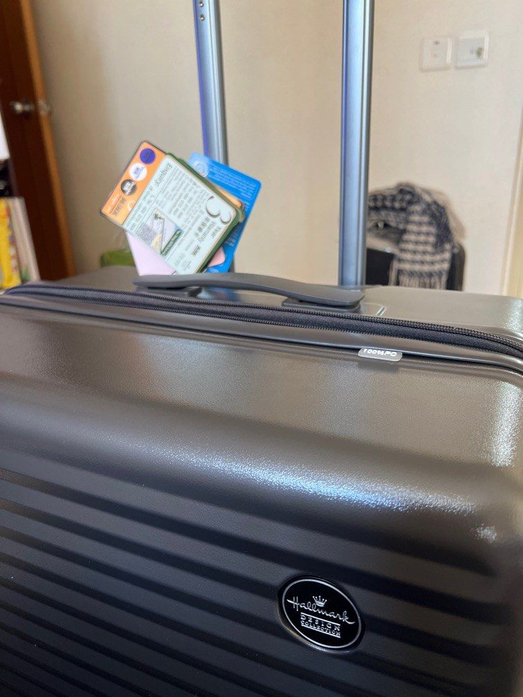 Hallmark行李箱28吋 （分類：旅遊 - 旅行必需品及用品）位於 Hong Kong。 由 _lamy 提交（商品編號 1210670510，圖片 3）。簡介： Hallmark行李箱 28吋 黑色 23年1月20買 未用過 三年保養 有吊牌 拉鍊全部一切正常 有防塵套。