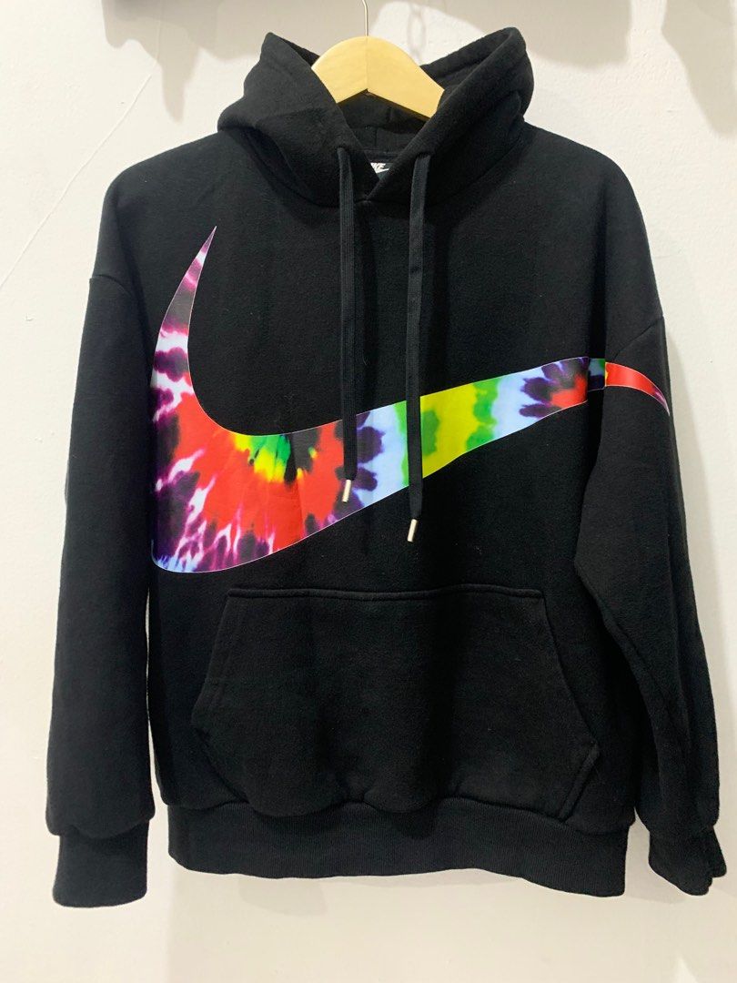 Hoodie Nike Swoosh TyiDye ( Rare ), Fesyen Pria, Pakaian , Atasan di  Carousell