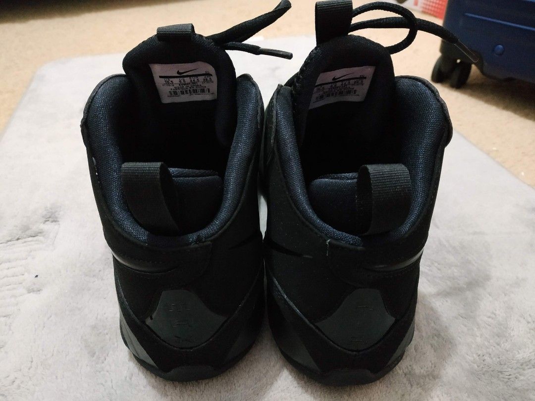 nike shoes with wavy lines
