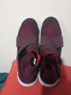 Nike free rn motion burgundy