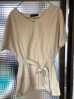 全新吊牌未剪queen shop買的不會穿搭的衣服🤣杏色上衣