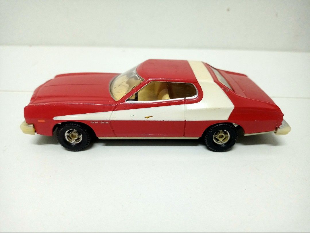 Corgi - 1:36 scale Ford Gran Torino (Starsky & Hutch figures included)