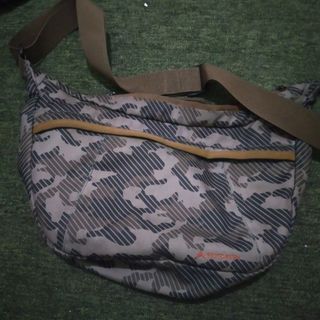 Tas slempang eiger camo