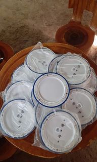 Tupperware Plates. Bnew