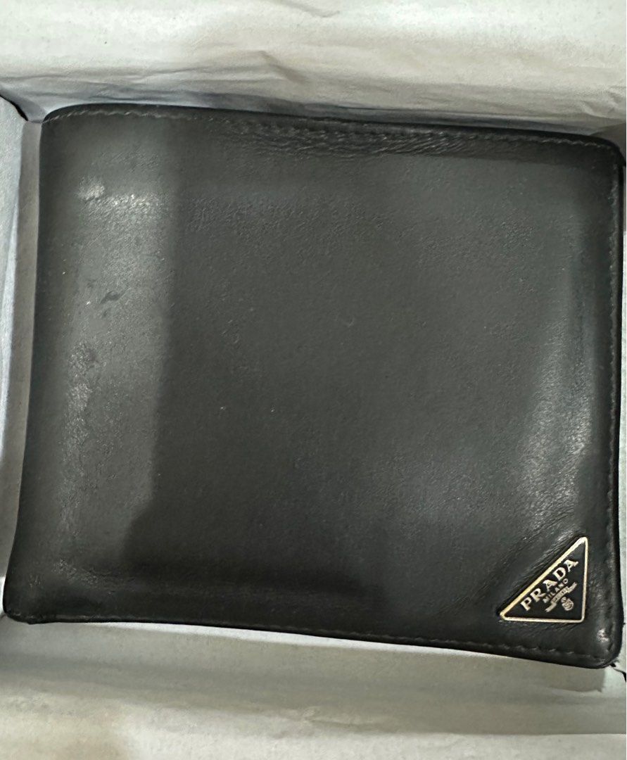 Prada hot sale wallet used