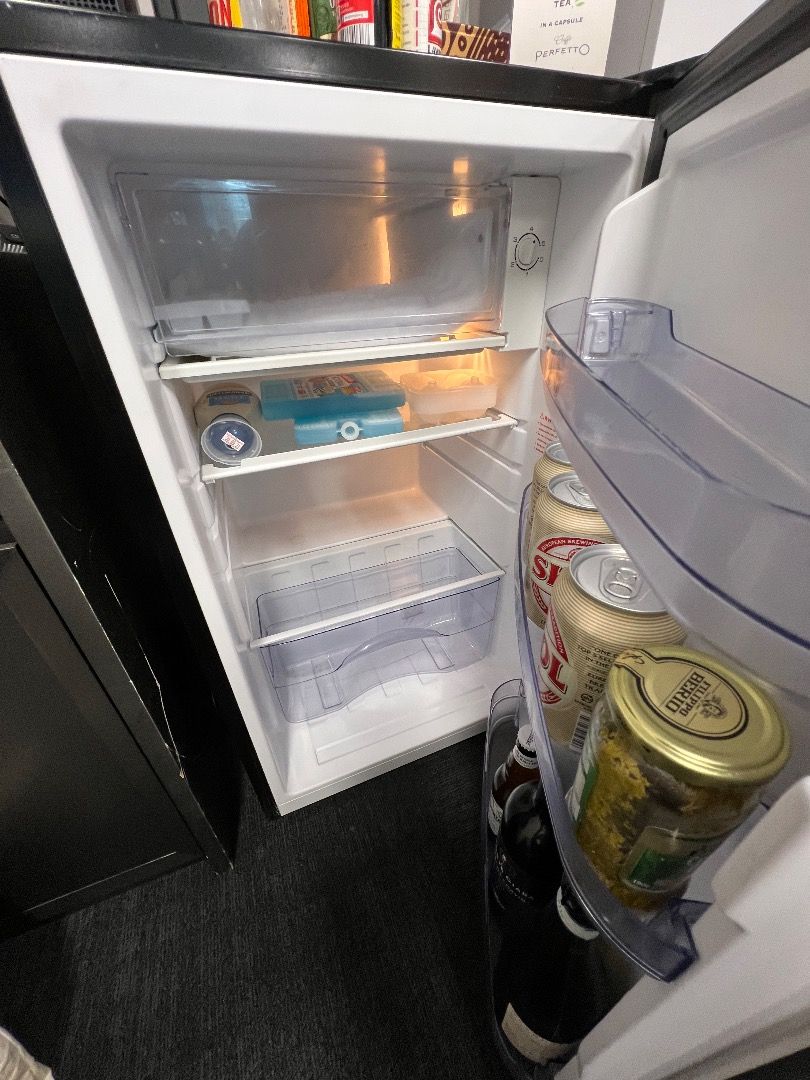 Whirlpool mini fridge, 家庭電器, 廚房電器, 雪櫃及冰櫃 Carousell