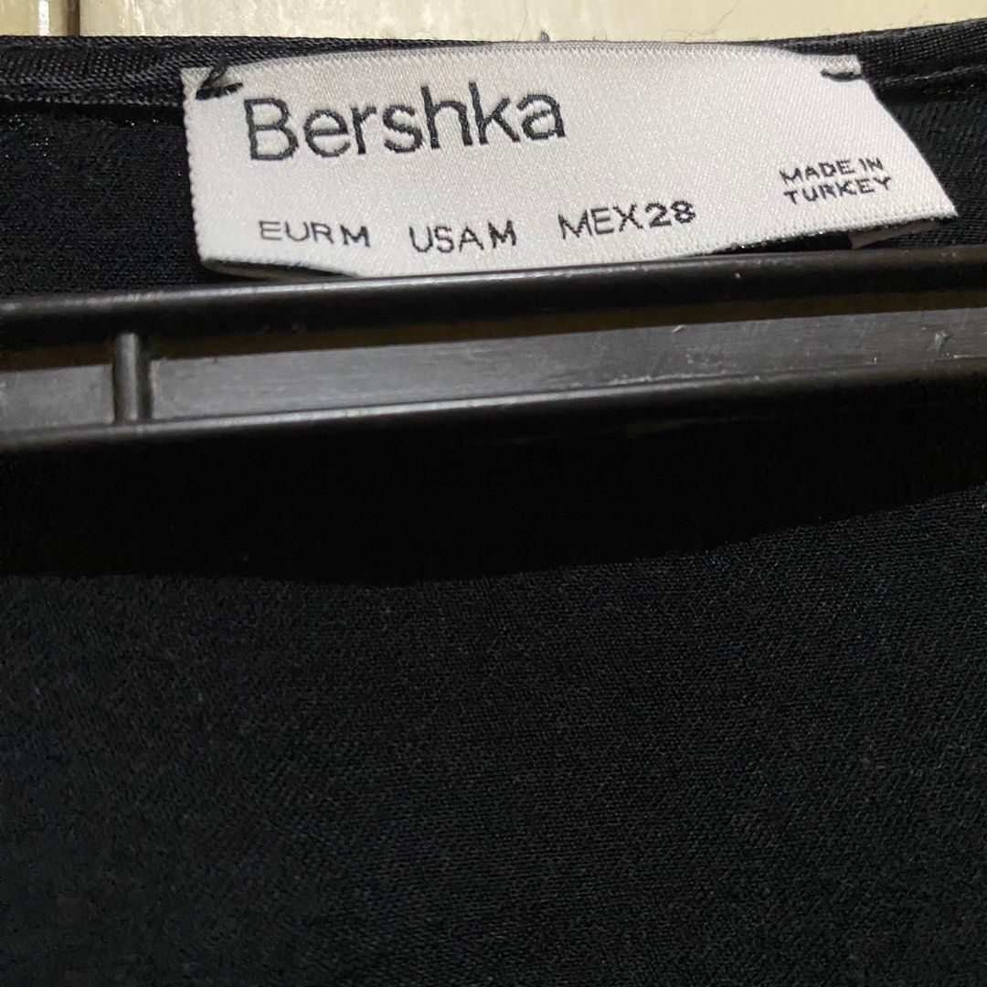 Bershka Black Longsleeve Croptop (Category: Blouses) located in Marikina City. Submitted by izsilog (Listing ID 1210833603, Image 2). Description: never been used pm for more info.