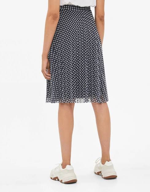 Bershka tulle midi skirt (Category: Skirts) located in Tuguegarao City. Submitted by ukaygoods (Listing ID 1210871055, Image 2). Description: See the first picture for the size details. .
