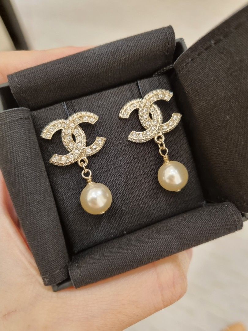 BNIB Chanel Classic Earring with big Pearl CC Logo Light Gold