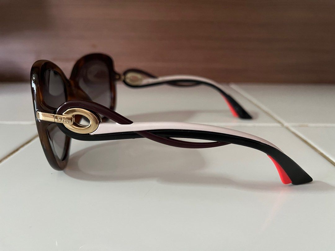 Dior twisting sunglasses top