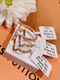 Louis Vuitton V Essential V Hoop Earrings (M63199)