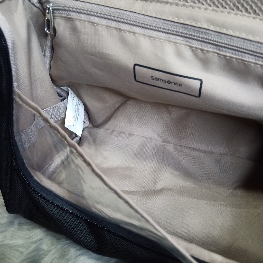 Samsonite Hanging Toiletry Kit, Men's Fashion, Bags, Belt bags, Clutches and Pouches on Carousell