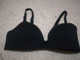 seamless black uniqlo bra 85A