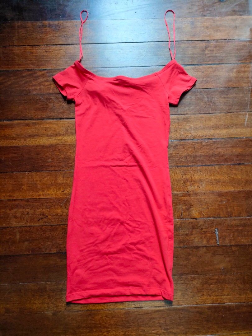 TERRANOVA Little red dress (Category: Dresses) located in Makati City. Submitted by Prith06 (Listing ID 1205011631, Image 2). Description: can fit xxs-xs.