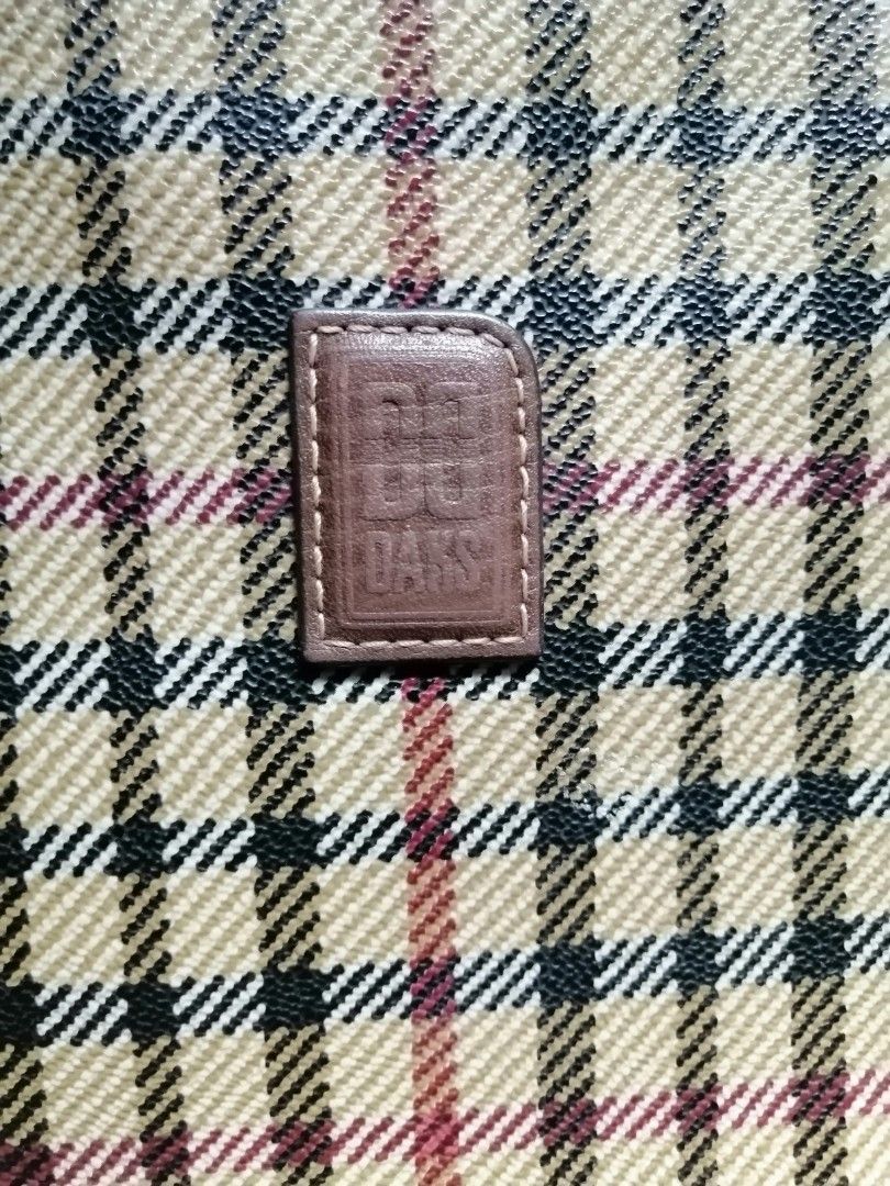 NO COD Authentic Worth 8-10k 2-way Daks London Document Bag with Code LP POSTED. PAYMENT FIRST POLICY (Category: Luxury Bags & Wallets) located in Quezon. Submitted by designerfabfinds (Listing ID 1209877646, Image 3). Description: 14' L x 10.5' H x 3.5' bottom width/2.5' top width 🔴 LAST PRICE POSTED 8/10 condition Gasgas sa la g sa sturdy leather nya un sa strap :) see handle pics 🔴 This is around 8-10k if brandnew More pics available AUTHENT