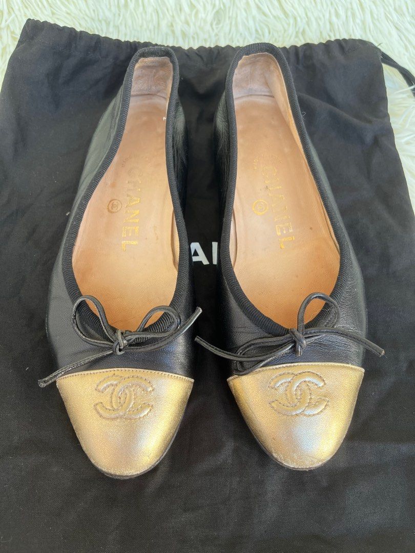 Chanel Flat Shoes 35.5 (Category: Sneakers & Footwear) located in Las Pinas. Submitted by Le.Pattie.Luxe (Listing ID 1210994056, Image 2). Description: Authentic Chanel Flat / Doll / Ballet Shoes 🖤𝐒𝐀𝐋𝐄: 𝟔𝐤 fr Php 9.5k🖤 ▪️6/10 condition with scratches on the front area and some obvious signs of use. ▪️Size 35.5 (True to size).