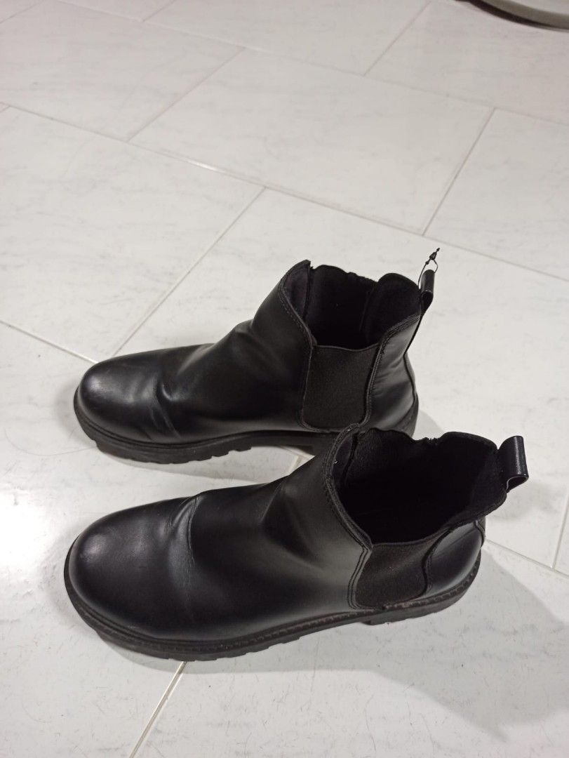 divided ankle boots