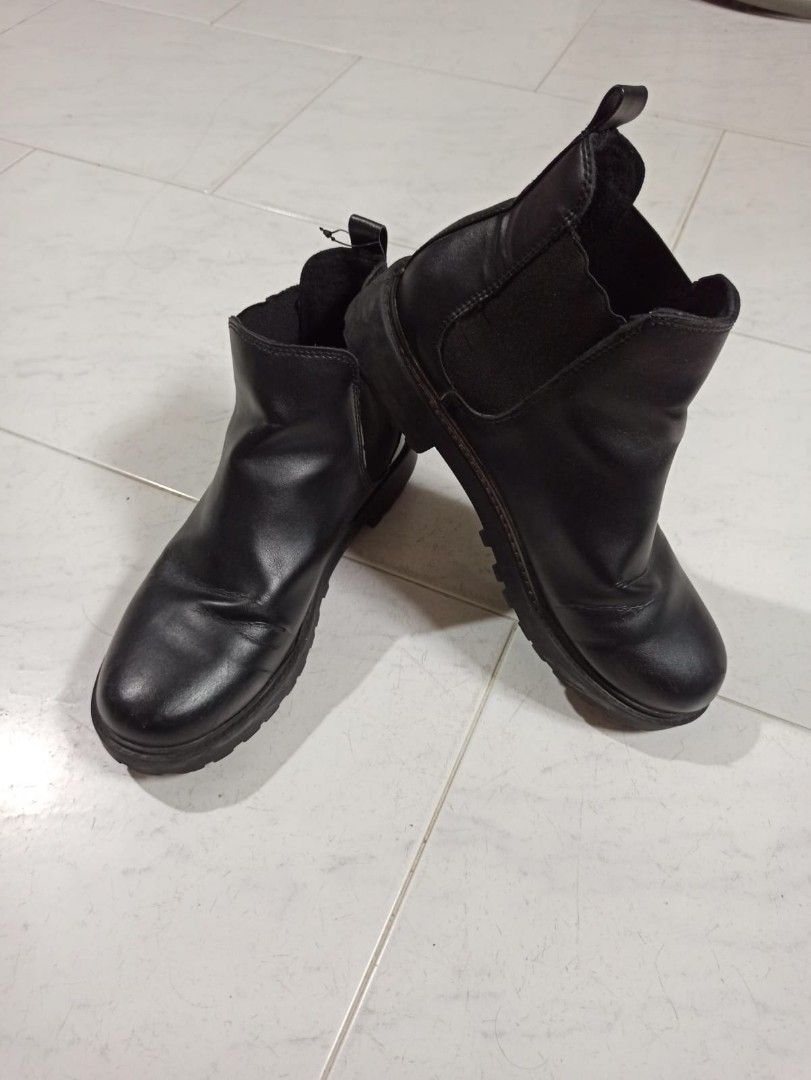 divided ankle boots