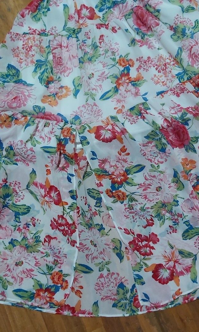 Dress for sale (Category: Dresses) located in Taguig. Submitted by athena1014 (Listing ID 1210957486, Image 3). Description: Used once in a Debut party. Long dress. Nice material hindi mainit sa katawan. No need to Iron. Fits to medium Built. with slit on the Right leg side..