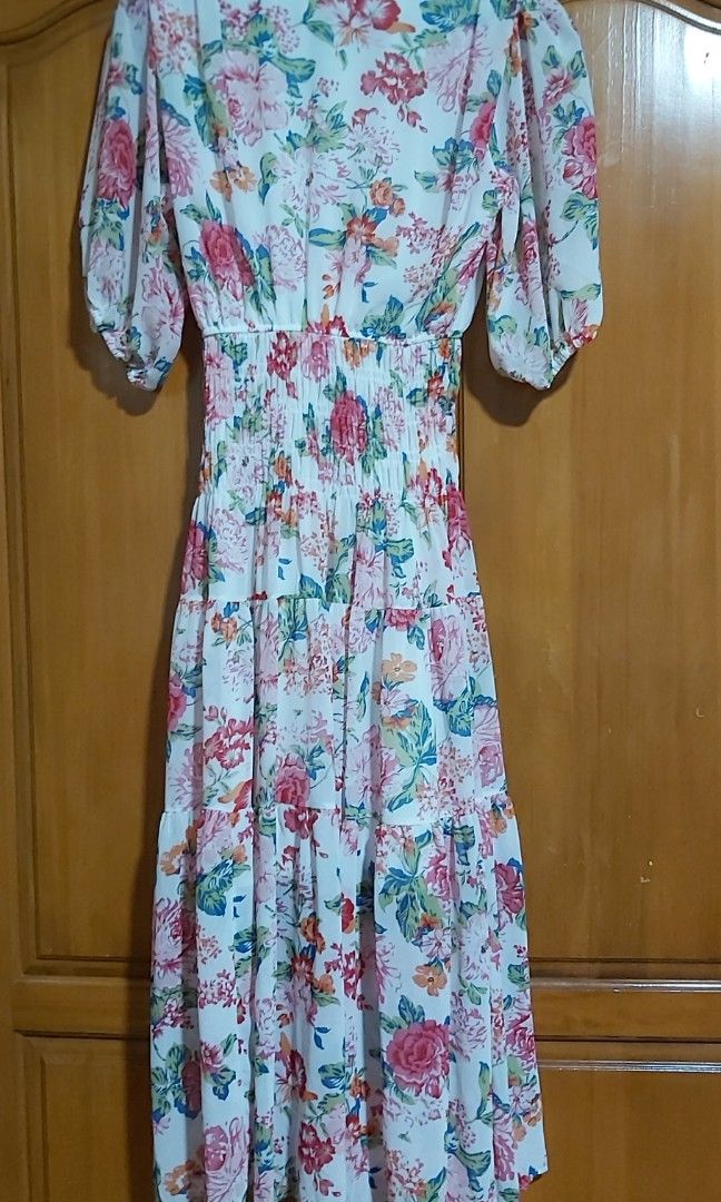 Dress for sale (Category: Dresses) located in Taguig. Submitted by athena1014 (Listing ID 1210957486, Image 1). Description: Used once in a Debut party. Long dress. Nice material hindi mainit sa katawan. No need to Iron. Fits to medium Built. with slit on the Right leg side..