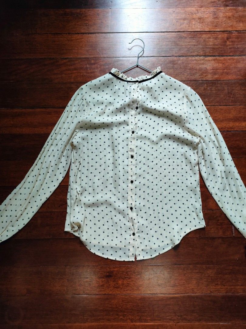 F21 WHITE POLKADOT LONGSLEEVES (Category: Longsleeves) located in Makati City. Submitted by Prith06 (Listing ID 1210942024, Image 2). Description: with barely visible flaw (please see the last photo).