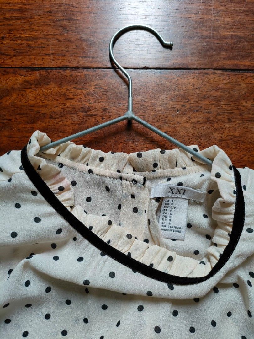 F21 WHITE POLKADOT LONGSLEEVES (Category: Longsleeves) located in Makati City. Submitted by Prith06 (Listing ID 1210942024, Image 3). Description: with barely visible flaw (please see the last photo).