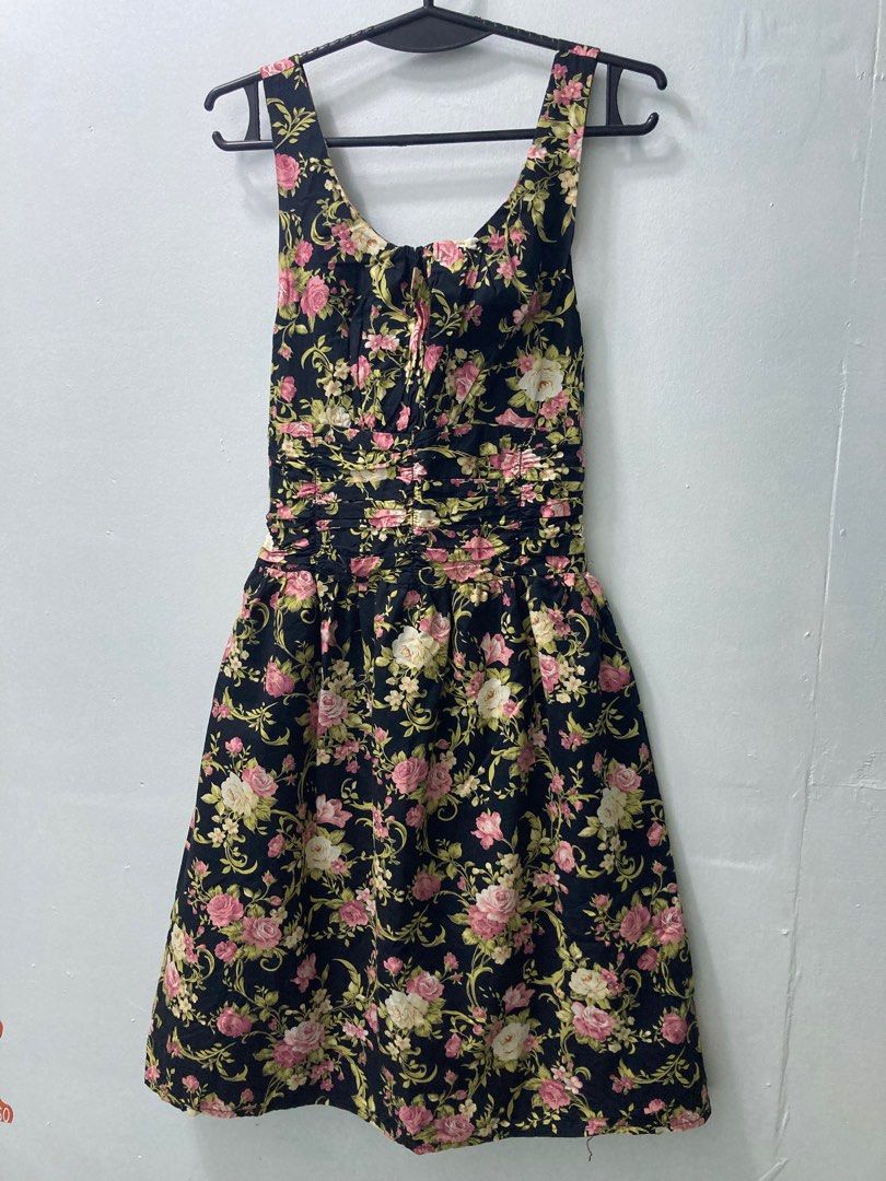 Floral Black Dress (Category: Dresses) located in Taguig. Submitted by 9jadotcom (Listing ID 1210963374, Image 2). Description: 2026 update: still stunning, still available. Mall bought item, good quality for the price of tiangge! Bili na! - Pretty floral black dress na sleeveless and low back. Ruffled midsection. Below the knee po ang skirt length for a 5’3” girlie. Ideal fit small frame. Feel free to chat me up if you want a “when worn” photo s
