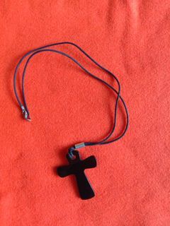 Kalung akrilik hitam