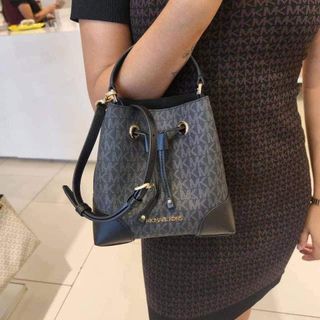 (Category: ) located in . Submitted by maiyasluxurybagshoppe (Listing ID 1211021819, Image 1). Description: .