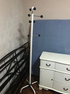 Single pole clothes hanger