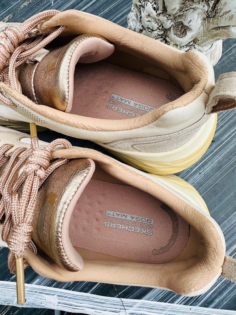Skechers store stretch mates