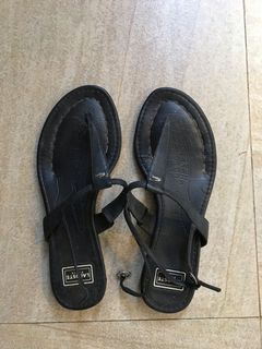 Authentic LACOSTE flats thong sandals!